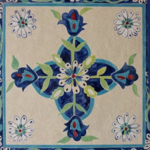 אריח רצפה מצויר בגווני כחול-ירוק, מסגרת פרחים עבה ועיצוב פרחים במרכז