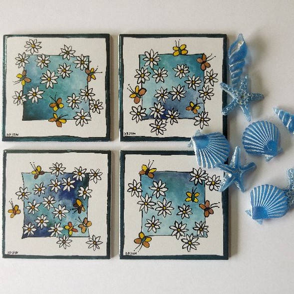 אריחים מצוירים למקלחת ולמטבח דגם מרגניות לבנות על כחול עם פרפרים , רביעיה.