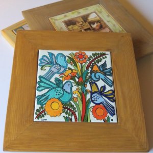 מתנה לבית-אריח מצויר עם מ מסגרת עץ- צפורים צבעוניות דגם מקסיקני