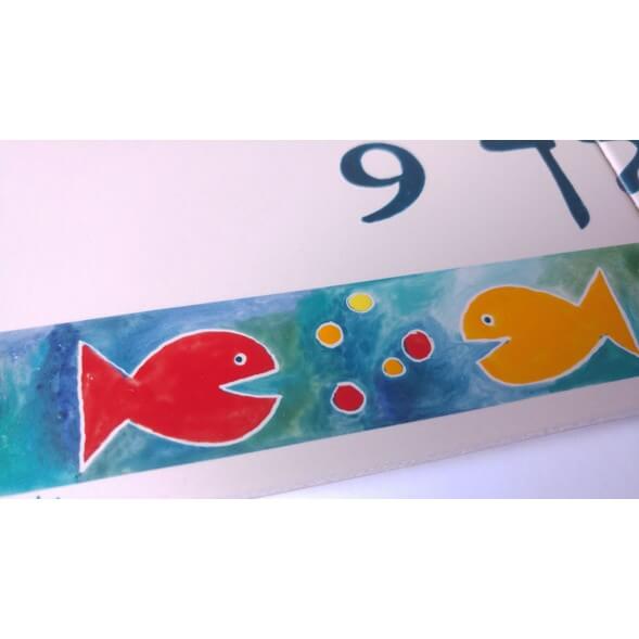 שלט לבית-קרמיקה מצויירת-מסגרת דגים וחמסות בפינות