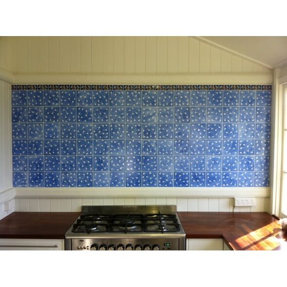 אריחים מצוירים- חלום פרחוני בכחול-קיר מטבח